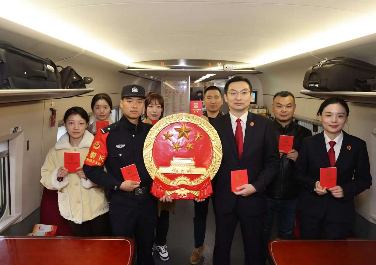 武铁中院法官在G1005次高速列车上开展宪法宣传日活动.jpg