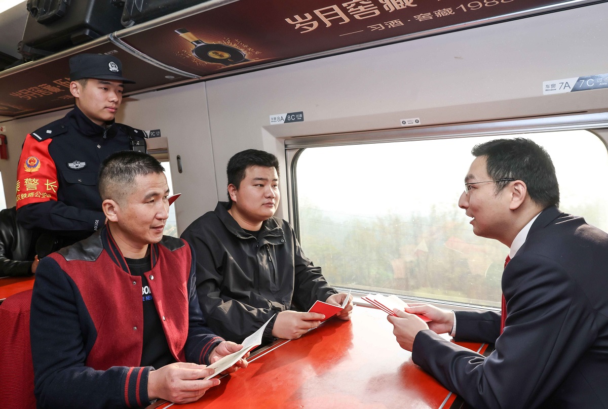 武铁中院法官在车厢为旅客现场普及宪法知识.jpg
